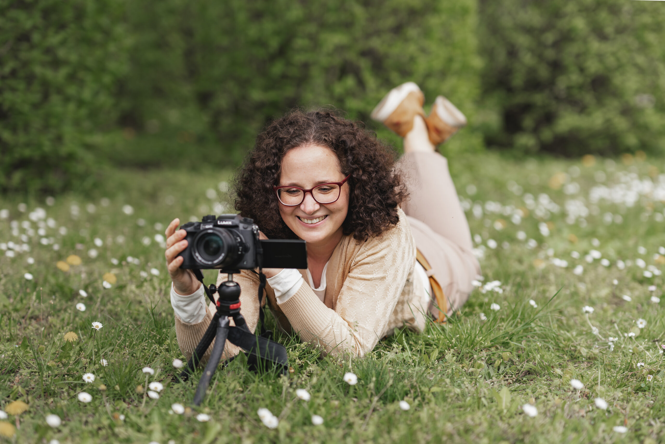 Agnes Rehor liegt im Gras und filmt aus der Perspektive.