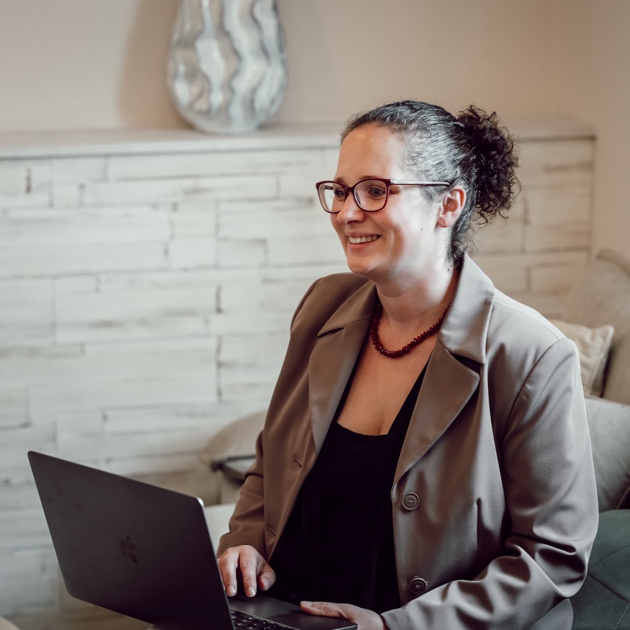 Agnes Rehor vor dem Laptop