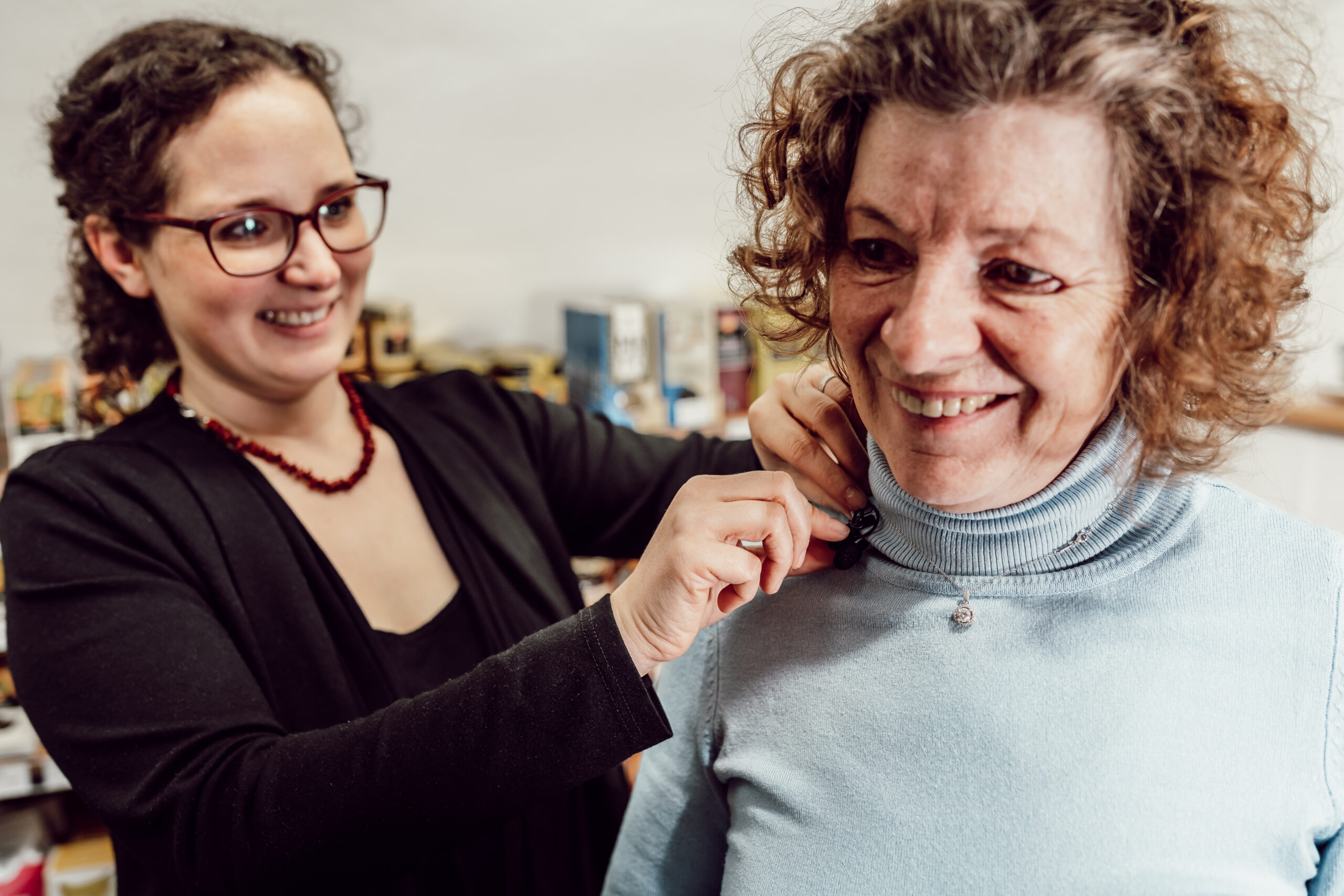 Weltladen Mitarbeiterin bereitet sich auf Interview vor